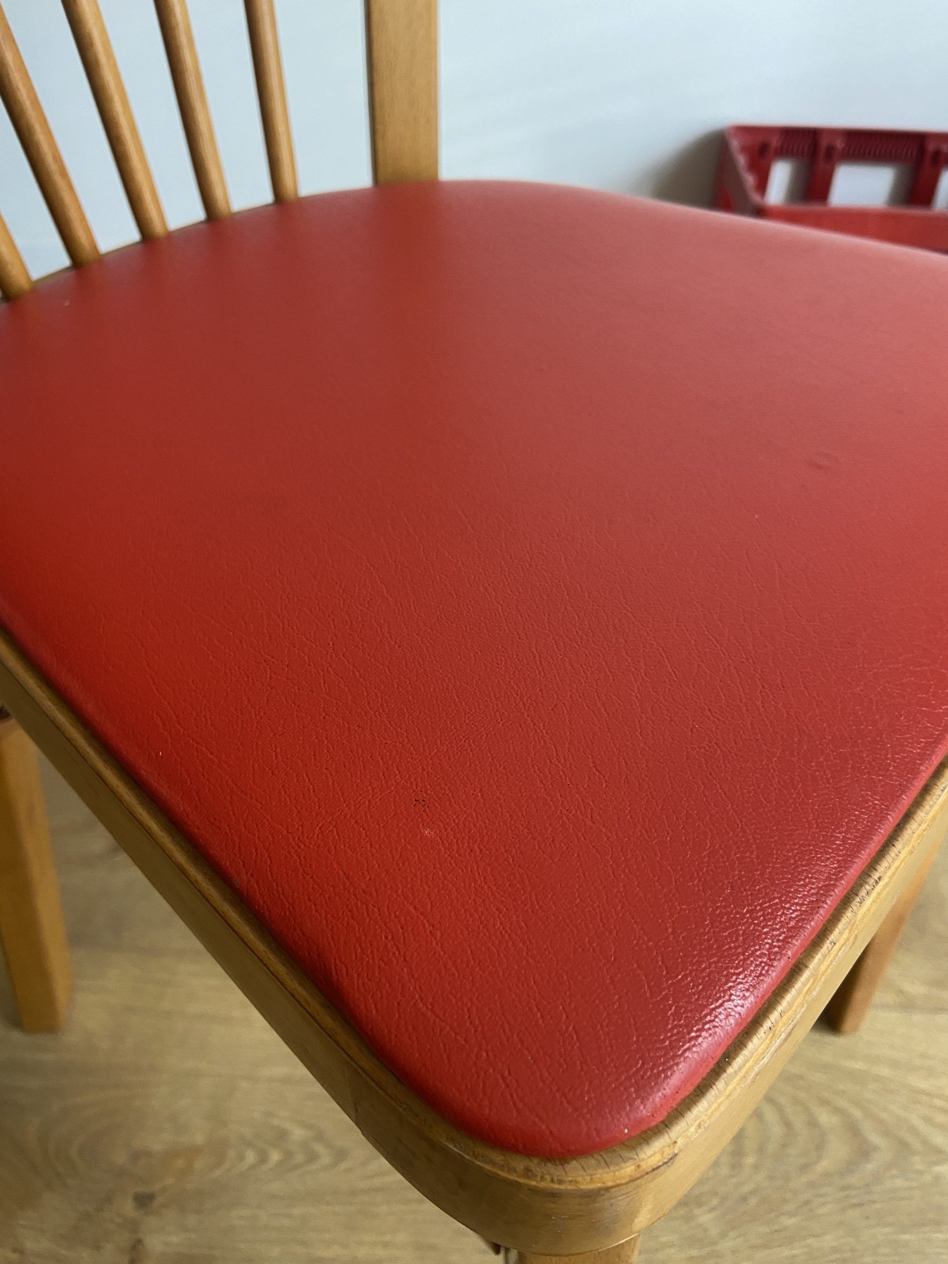 Chaise bistrot baumann bois et skaï rouge
