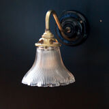 Applique murale en verre prismatique type holophane et col de cygne en laiton