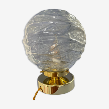 Lampe à poser vintage - globe transparent en verre moulé socle en laiton