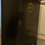 Armoire d’inspiration asiatique en bois laqué noir