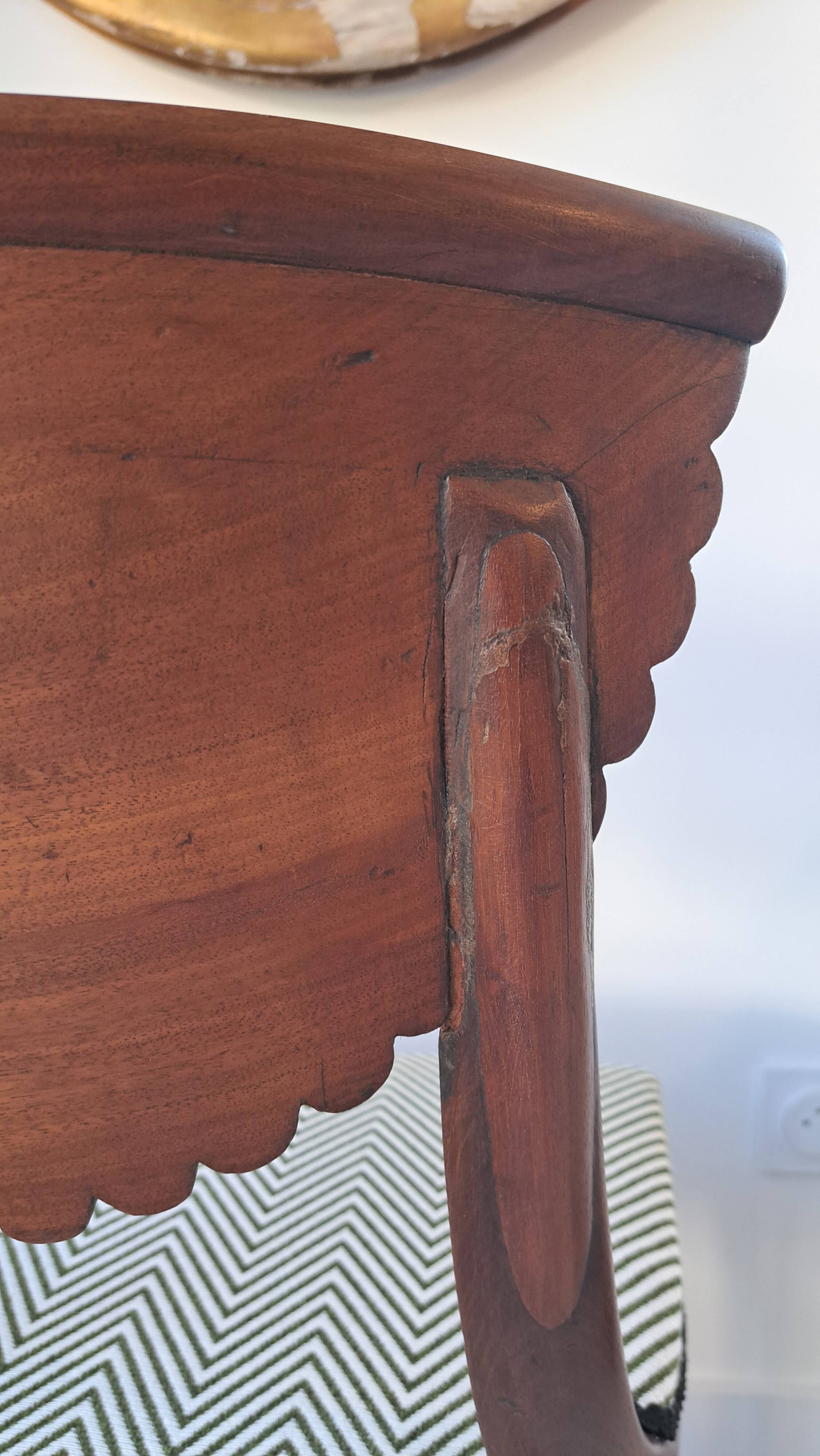 Pair of mahogany gondola chairs – Empire style – 20th century, restored