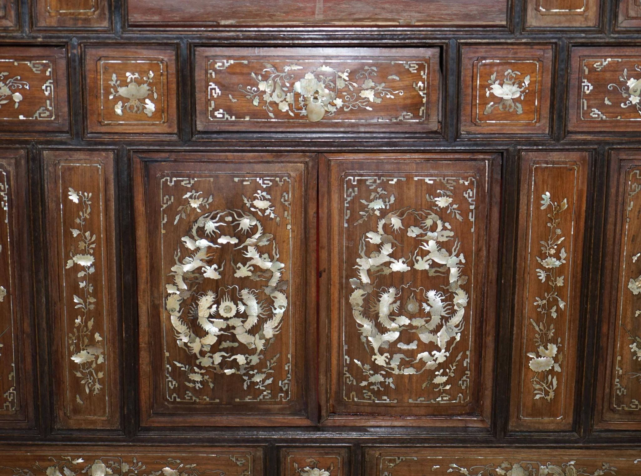 19th-century Chinese cabinet inlaid with mother-of-pearl