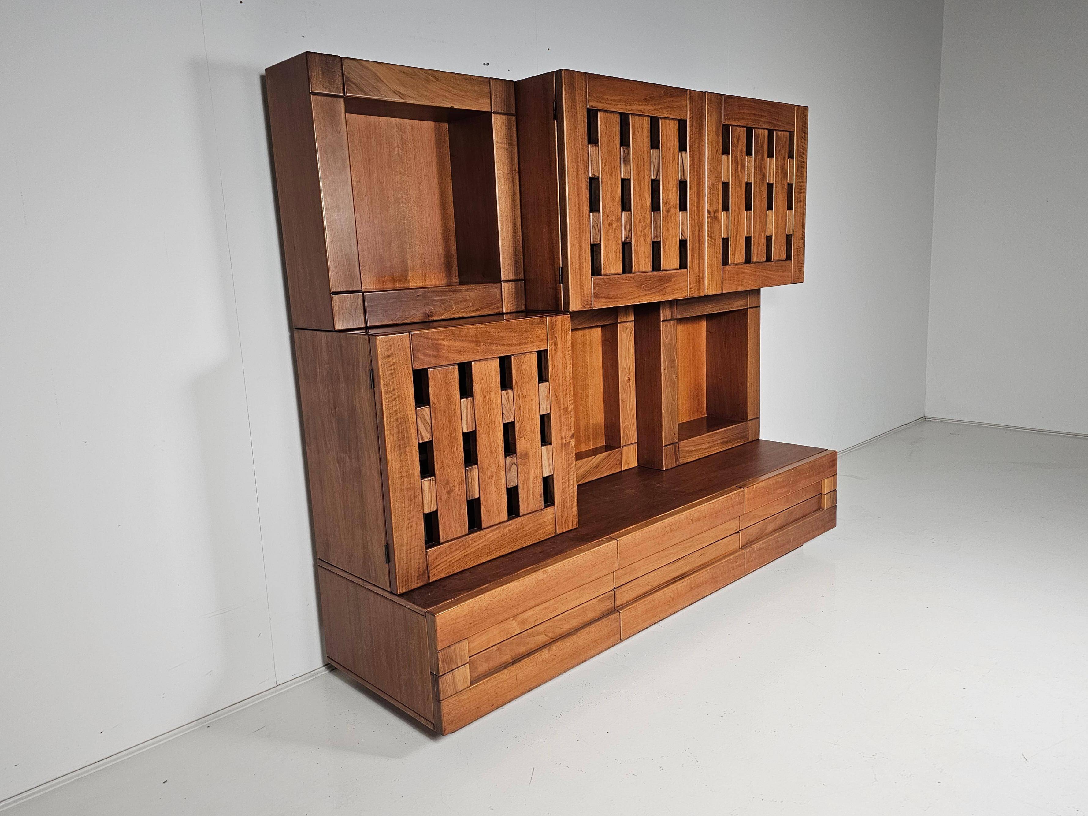 Buffet Plato en bois de noyer massif par Ferdinando Meccani, 1969