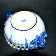 Corbeille en opaque ajouré bleu, faïence brodée de Malicorne Bourg-Joly Emile Tessier
