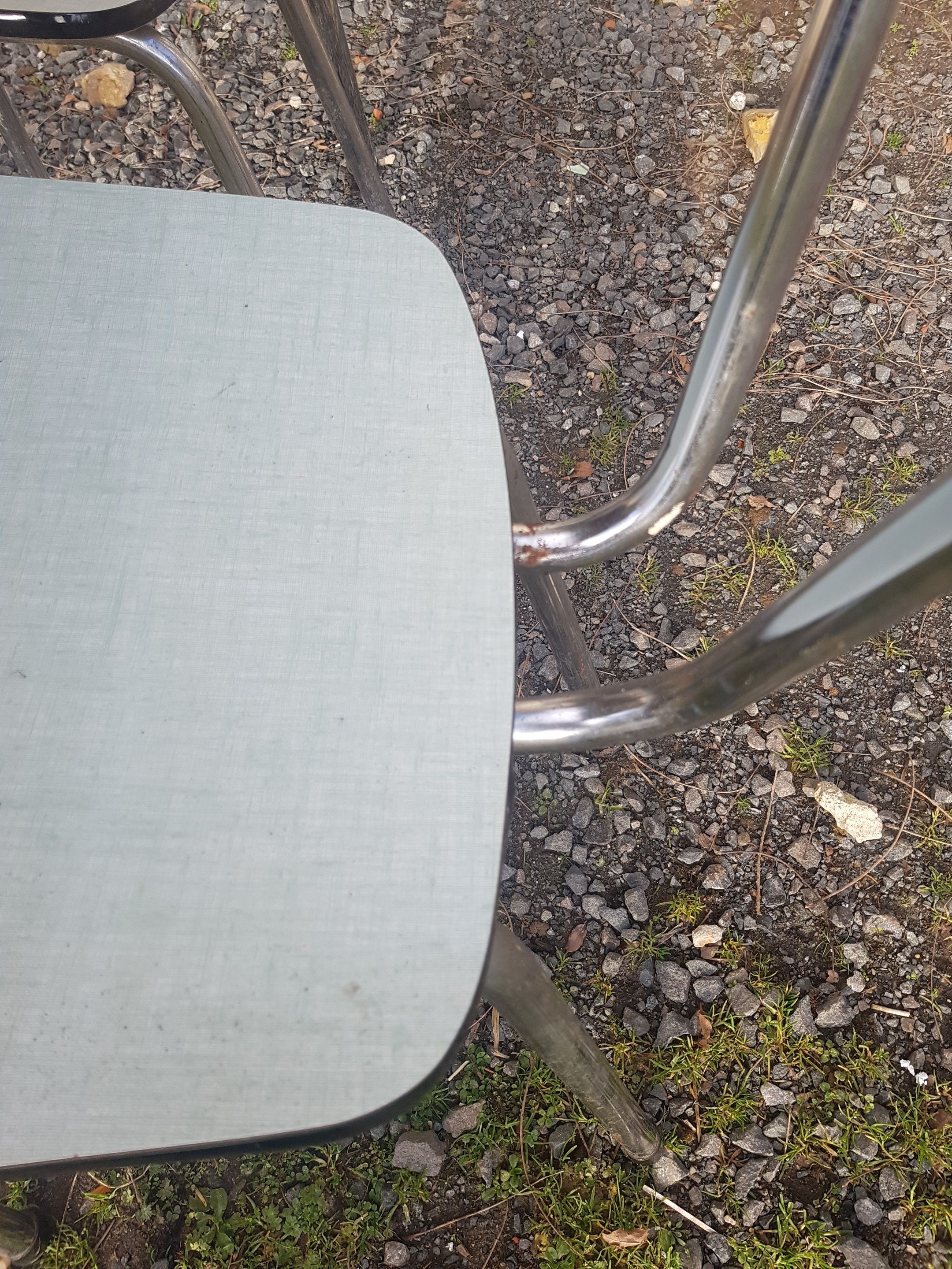 Table formica and its 4 chairs