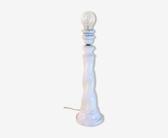 Pied de lampe torsadé en albâtre blanc