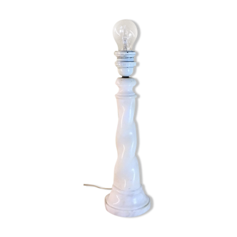 Pied de lampe torsadé en albâtre blanc