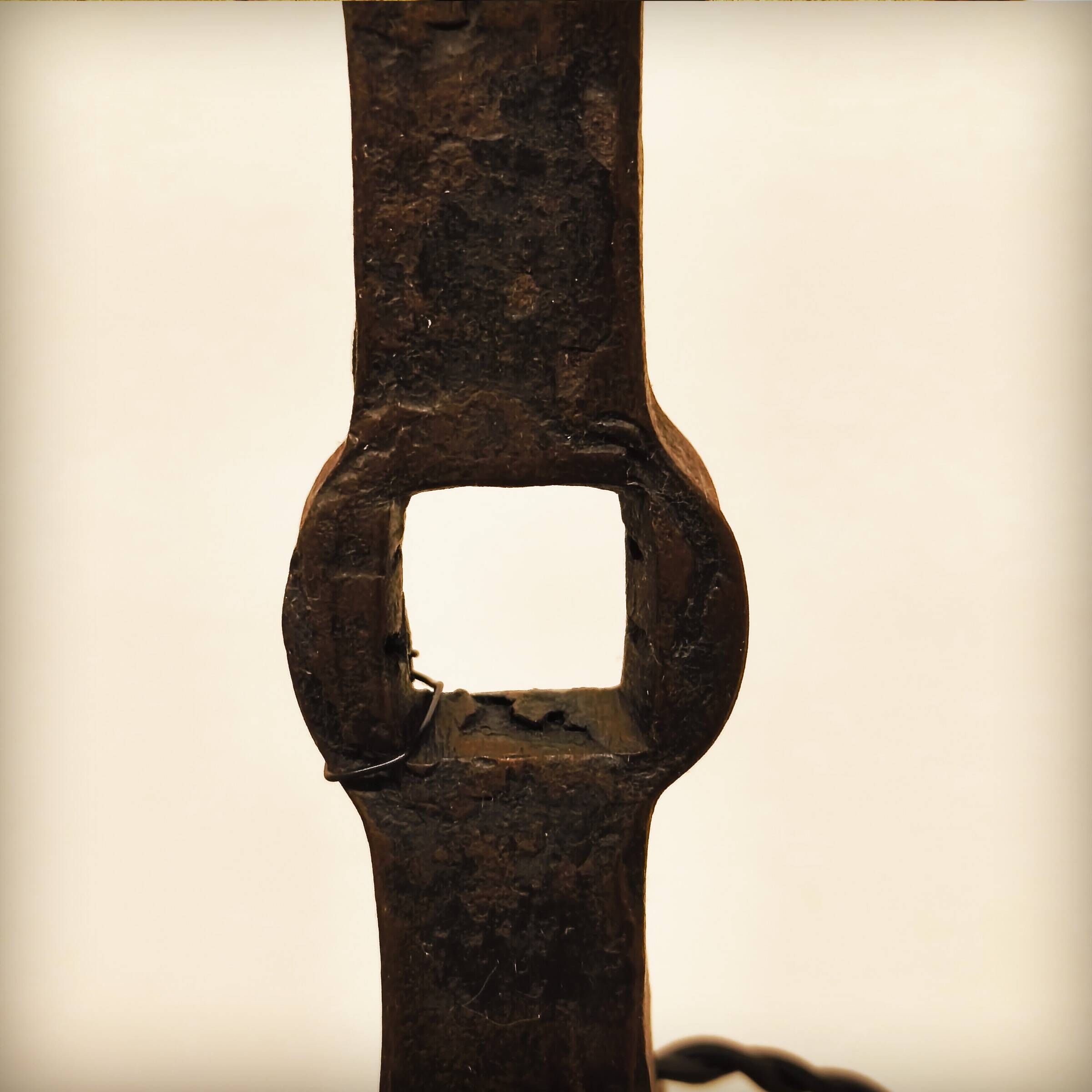 Brutalist lamp base in wrought and beaten iron, France, 1920 to 1960.