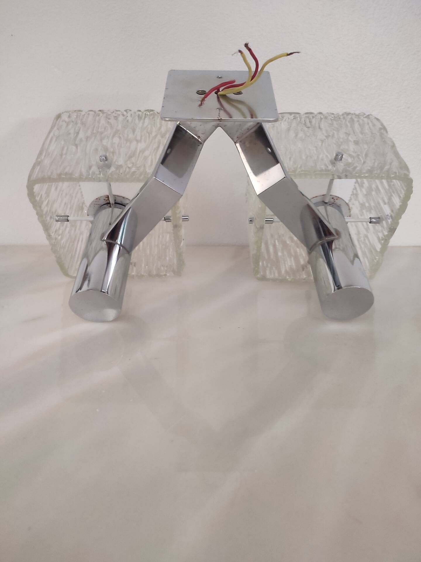 Vintage wall light in textured moulded glass and chrome metal.