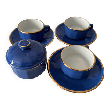 Ce lot complet composé de 3 tasses avec leurs soucoupes et du sucrier