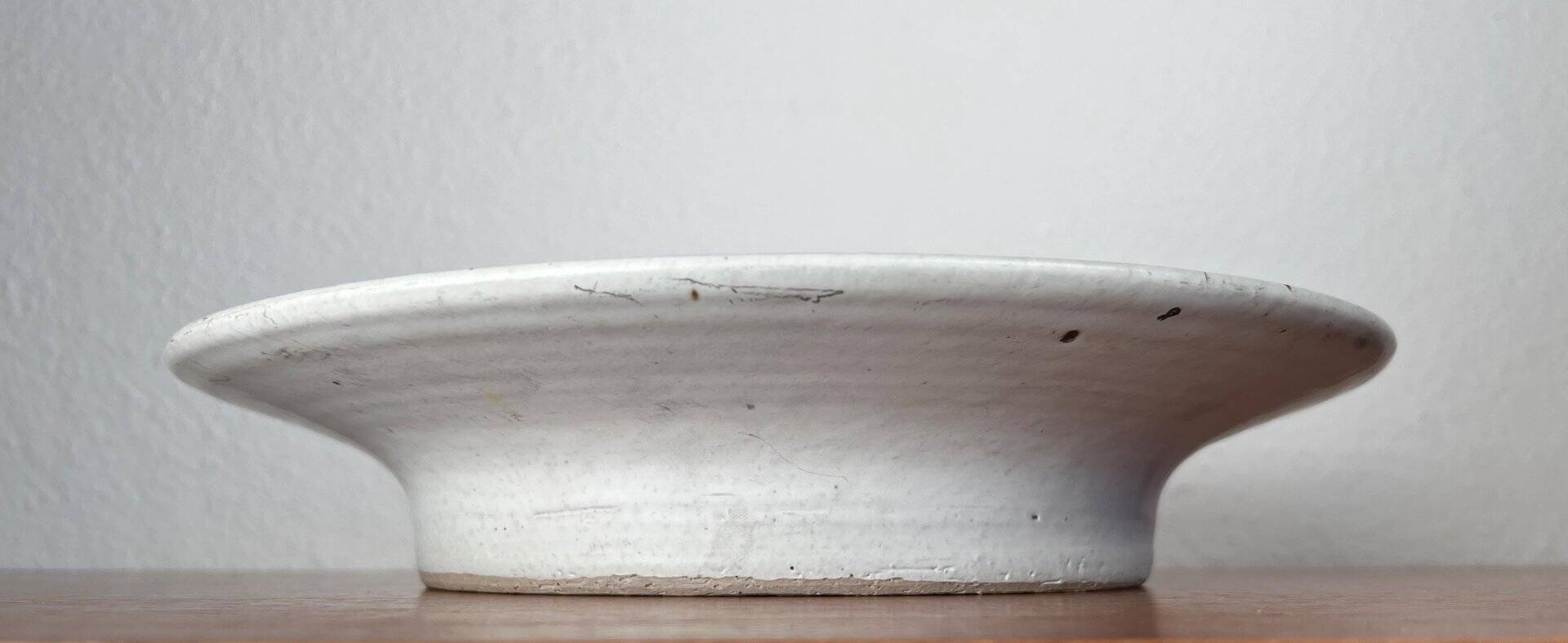 Mid-century modern minimalist studio pottery bowl from Pottestuen Keramik Frederikshavn, 1960s.