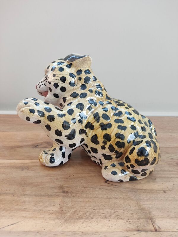 Sculpture de jeune léopard