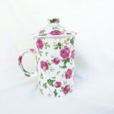 Set of two flowered porcelain cups with lid