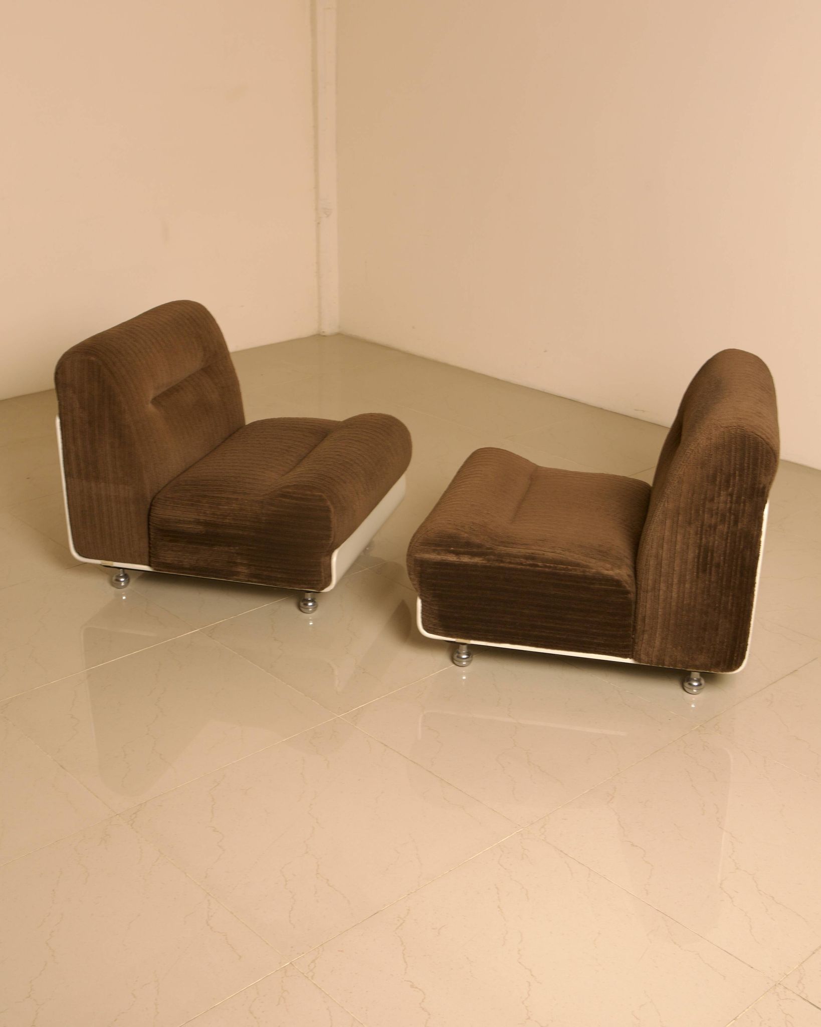 3 chauffeuses "Concha" en velours marron par Jo Otterpohl pour COR