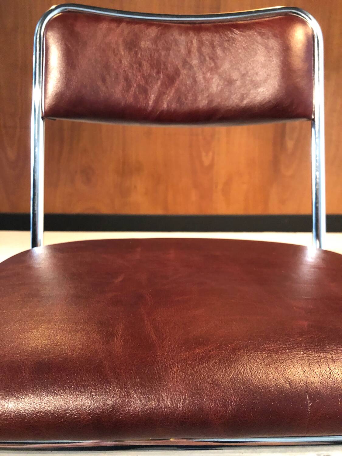 Chaise vintage vers 1970 - cuir et chrome