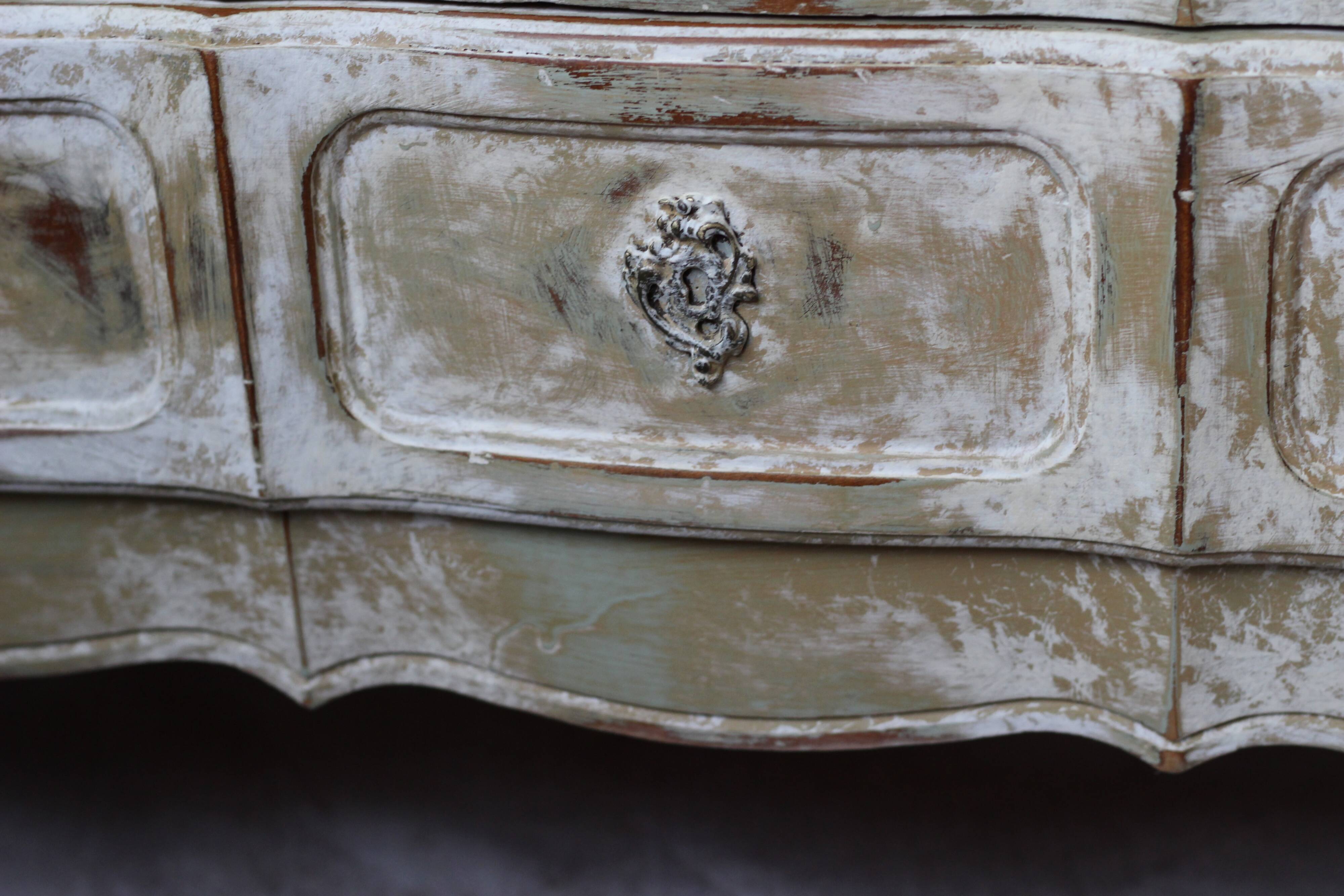 Commode arbalete ancienne patinée beige et blanc