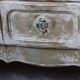 Commode arbalete ancienne patinée beige et blanc