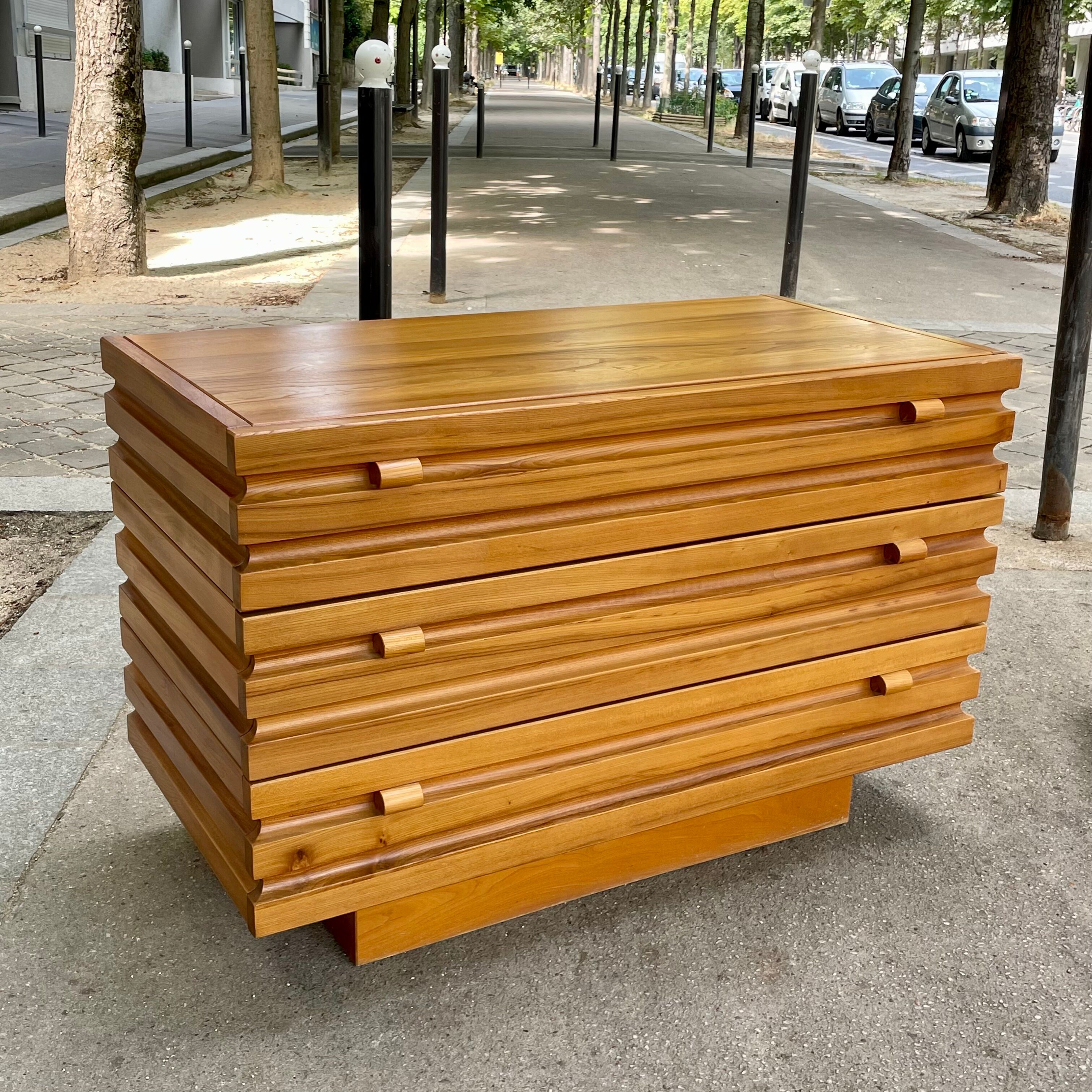 Brutalist chest of drawers in solid elm, Maison Regain, 1970
