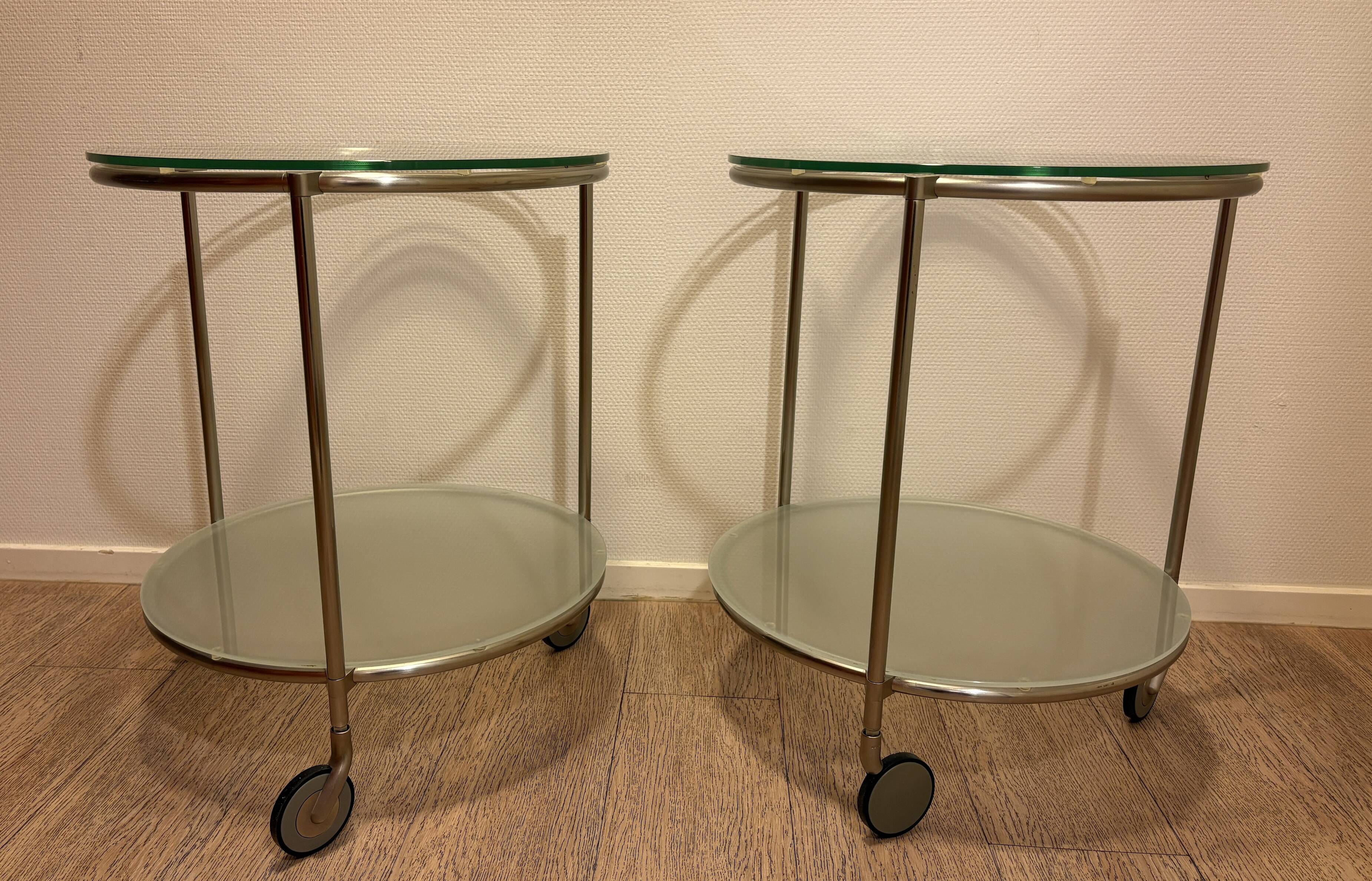Ensemble de deux chariots en verre à deux niveaux, modèle Strind par Ehlen Johansson pour IKEA.