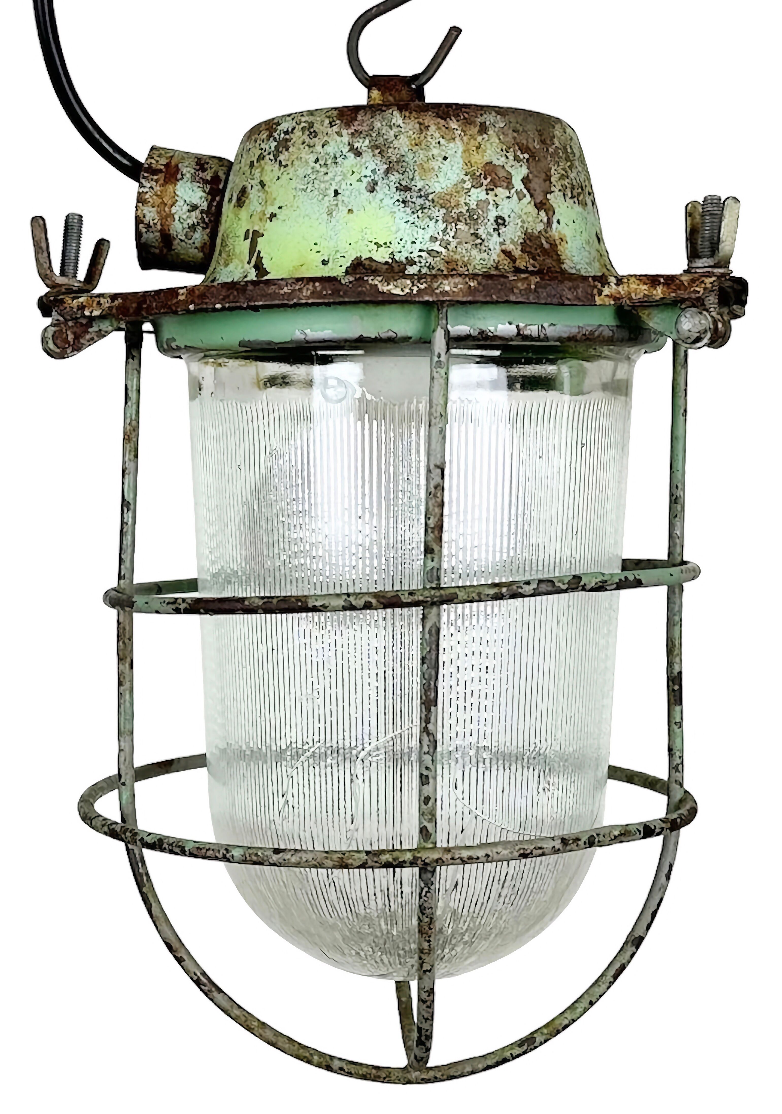 Suspension de bunker industriel soviétique vert avec grille de fer, années 1960