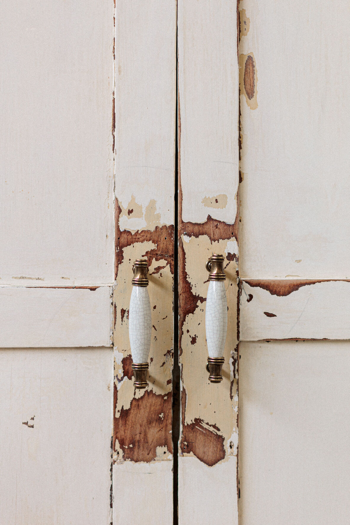 Large white furniture lacquered "buttercup"