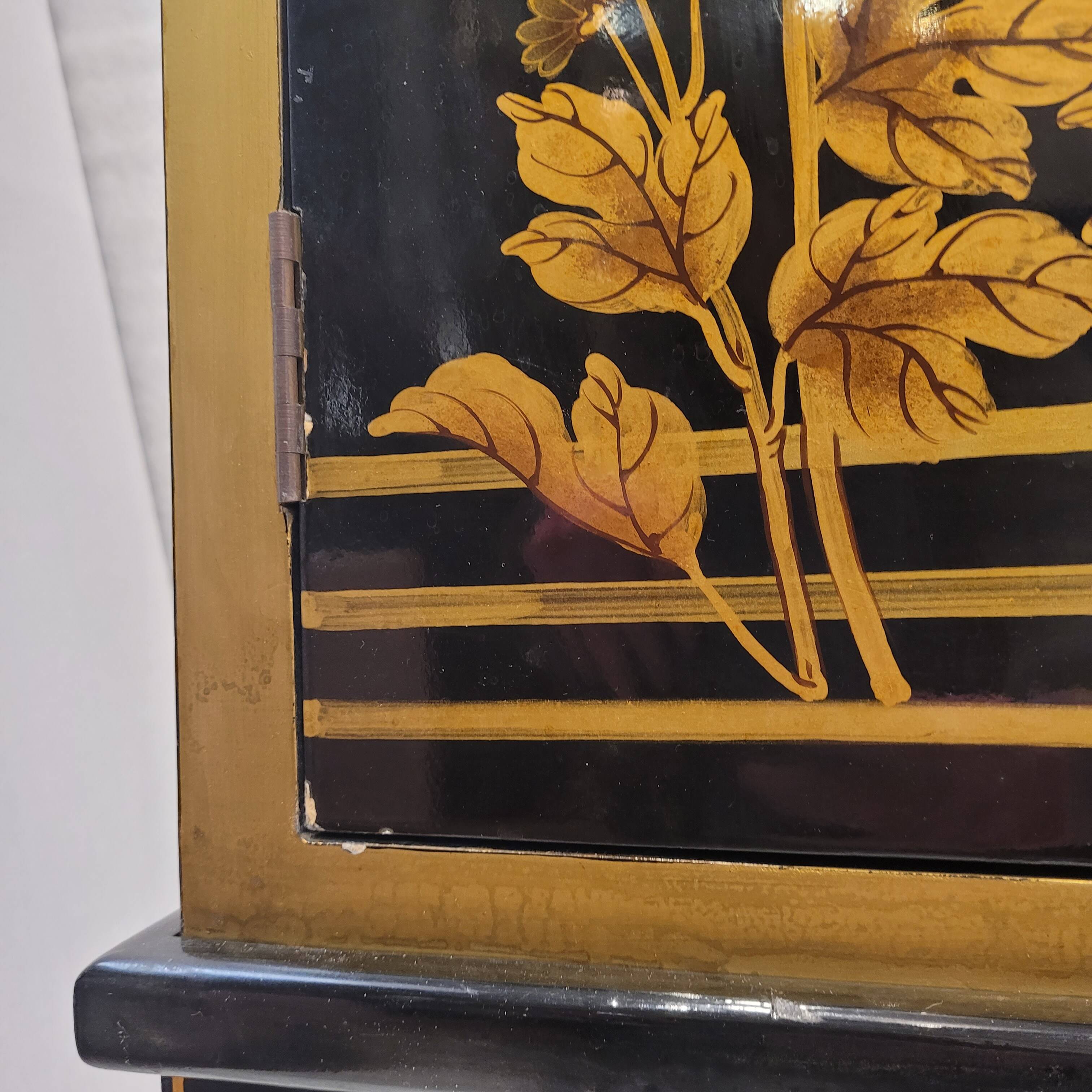 Cabinet “Crisantemos”, laca urushi-e, Showa period, s. XX – Japan