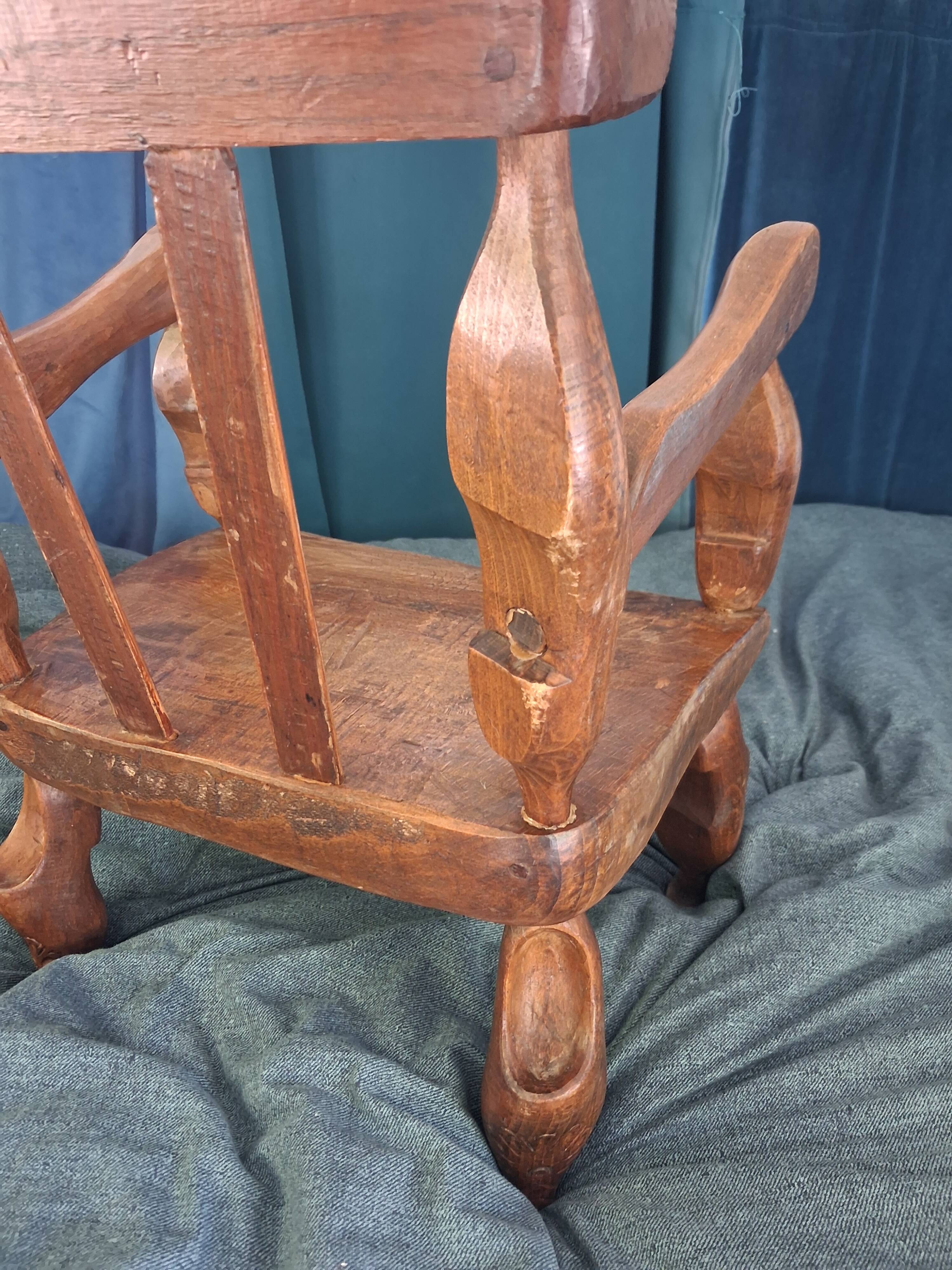 Chaise enfant en chêne sculpté. Ancien meuble breton