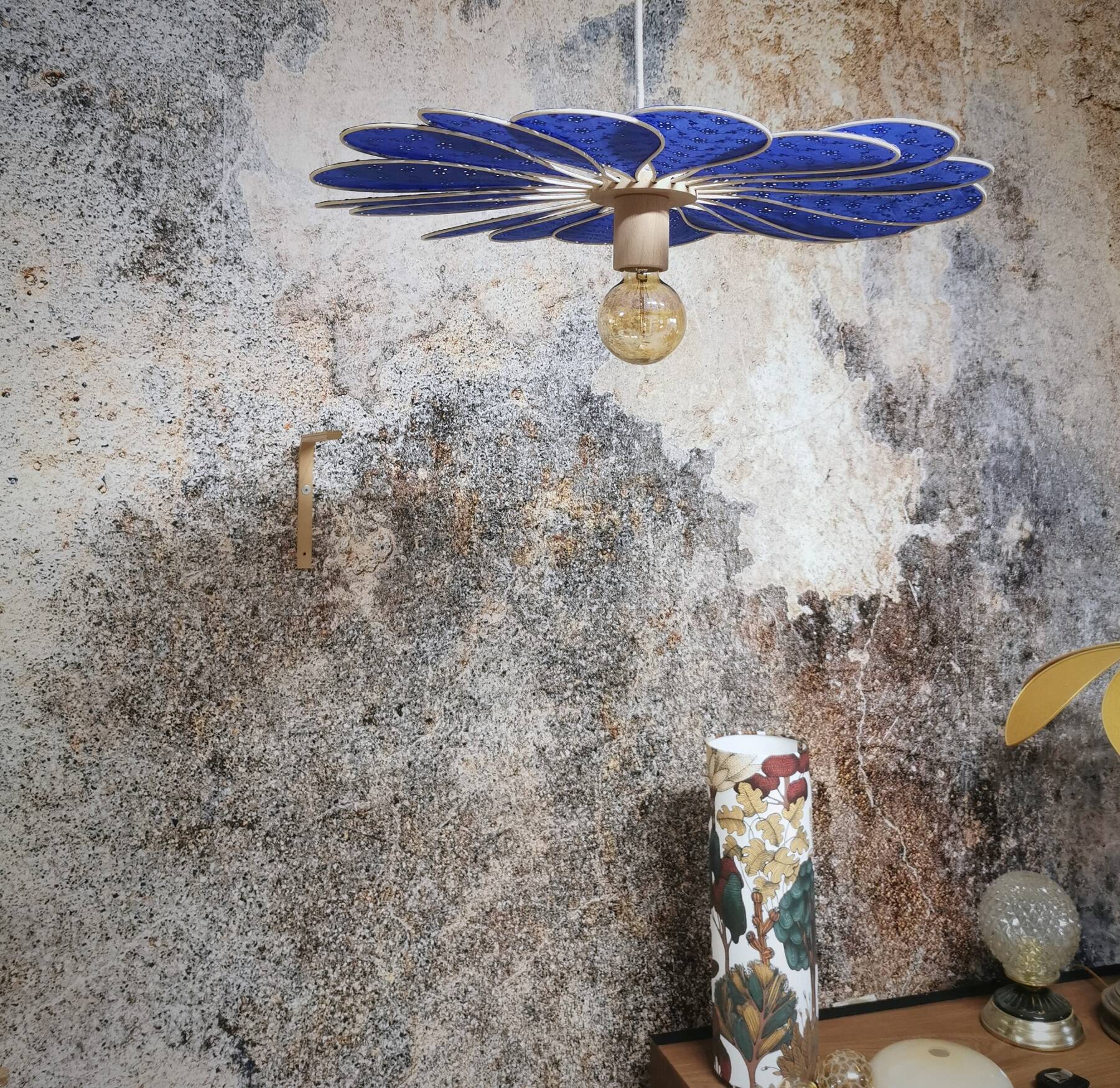 Suspension fleur 18 pétales en rotin et broderie anglaise