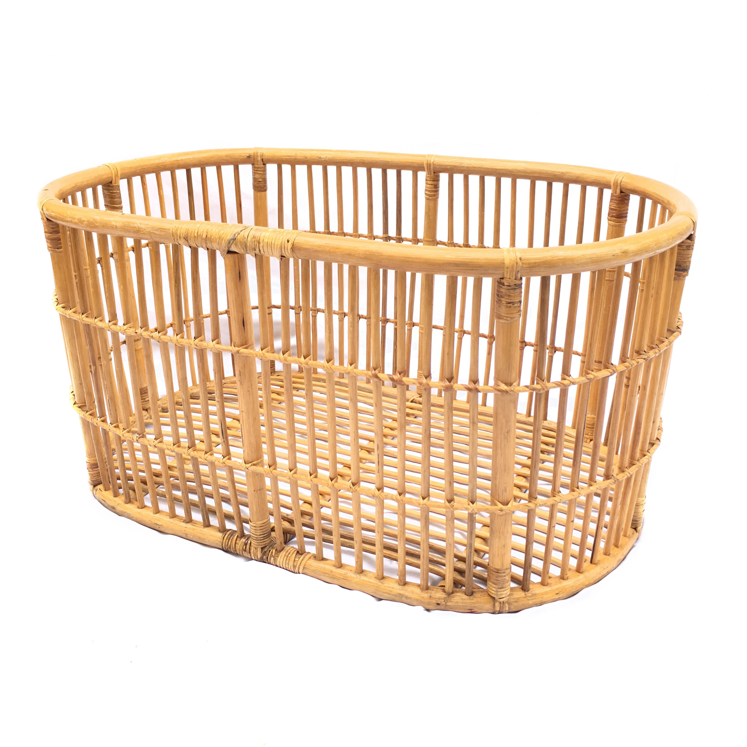 Berceau en rotin vintage pour bébé