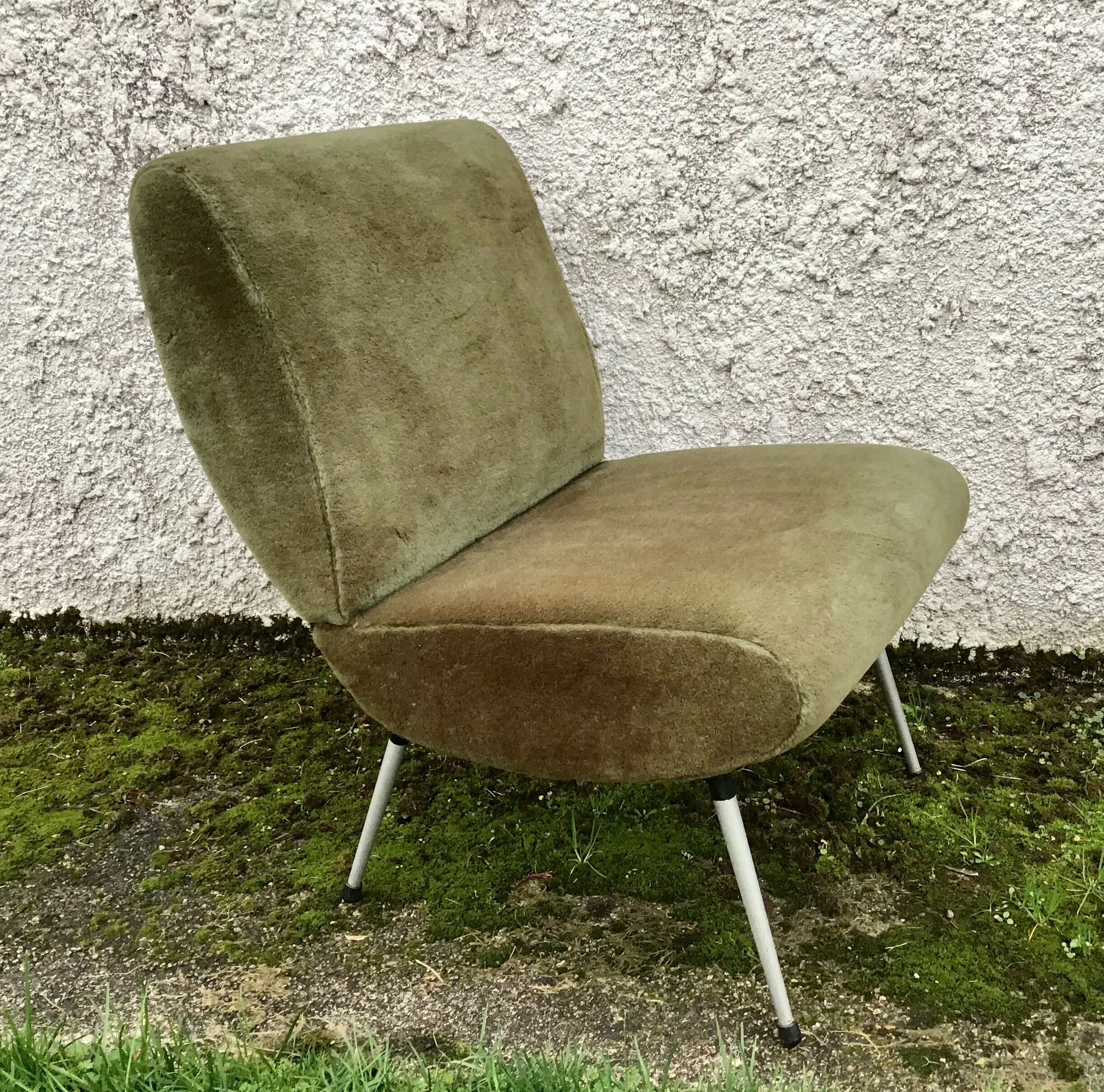 Pelfran low chair kiss model