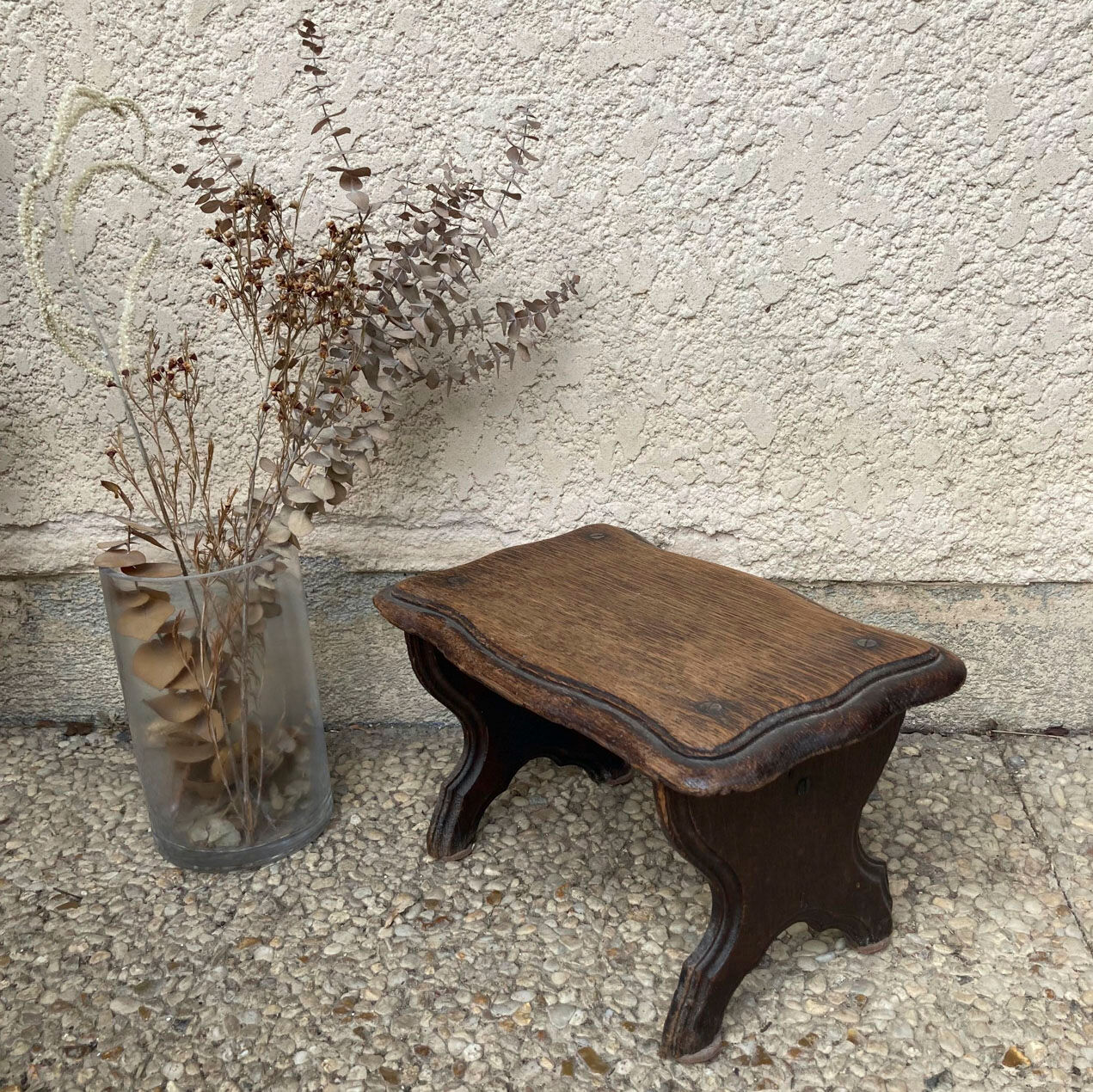 Walking stool feet in solid oak