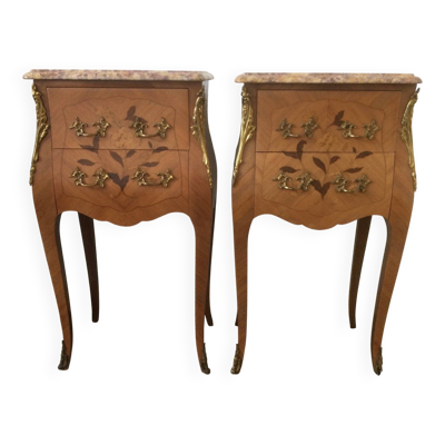 Paire de tables de chevet courbées dans le style Louis XV avec marqueterie en bois noble de l'époque.