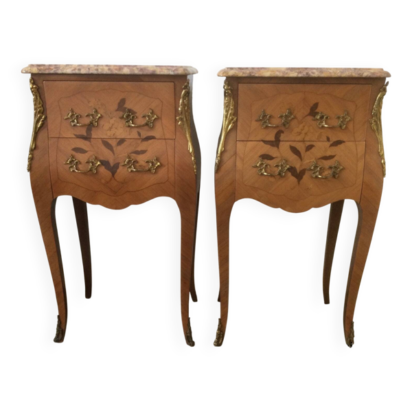 Paire de tables de chevet courbées dans le style Louis XV avec marqueterie en bois noble de l'époque.