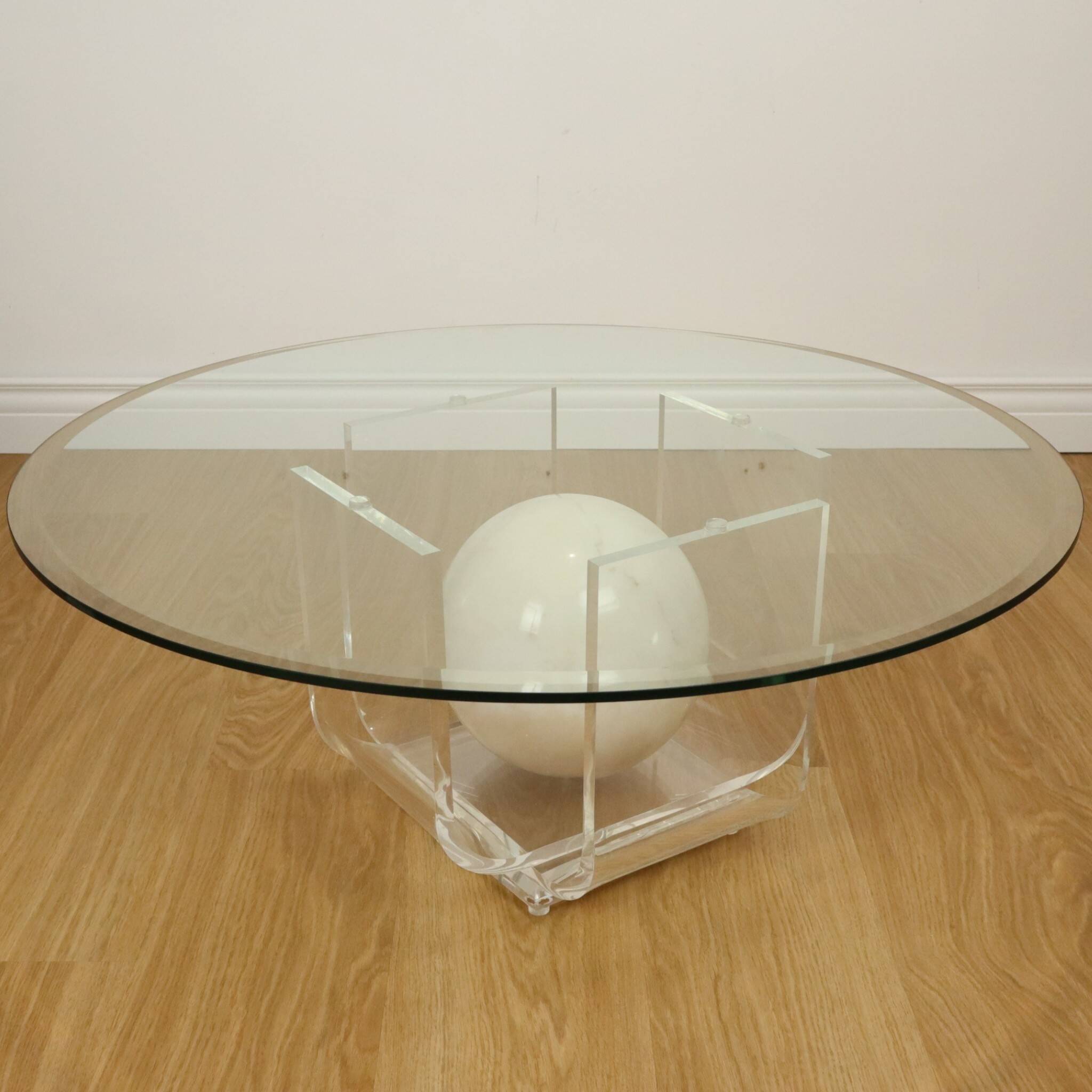 Vintage round coffee table in lucite and marbled glass.