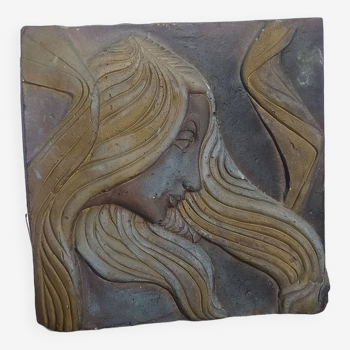Bas relief en pierre style Art Déco, femme cheveux au vent