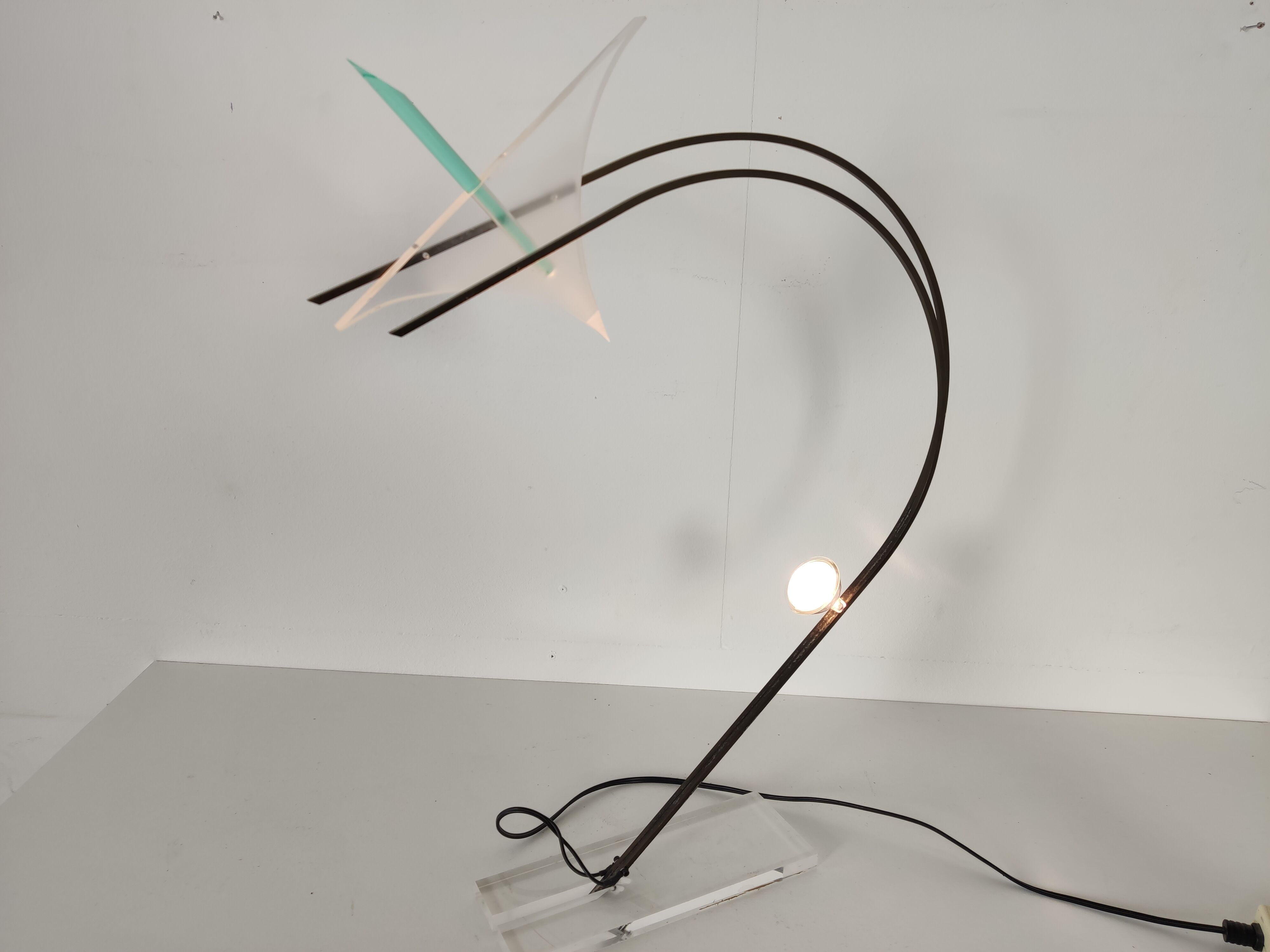 Lampe plexiglas et métal de Relco Milano, Italie 1980s