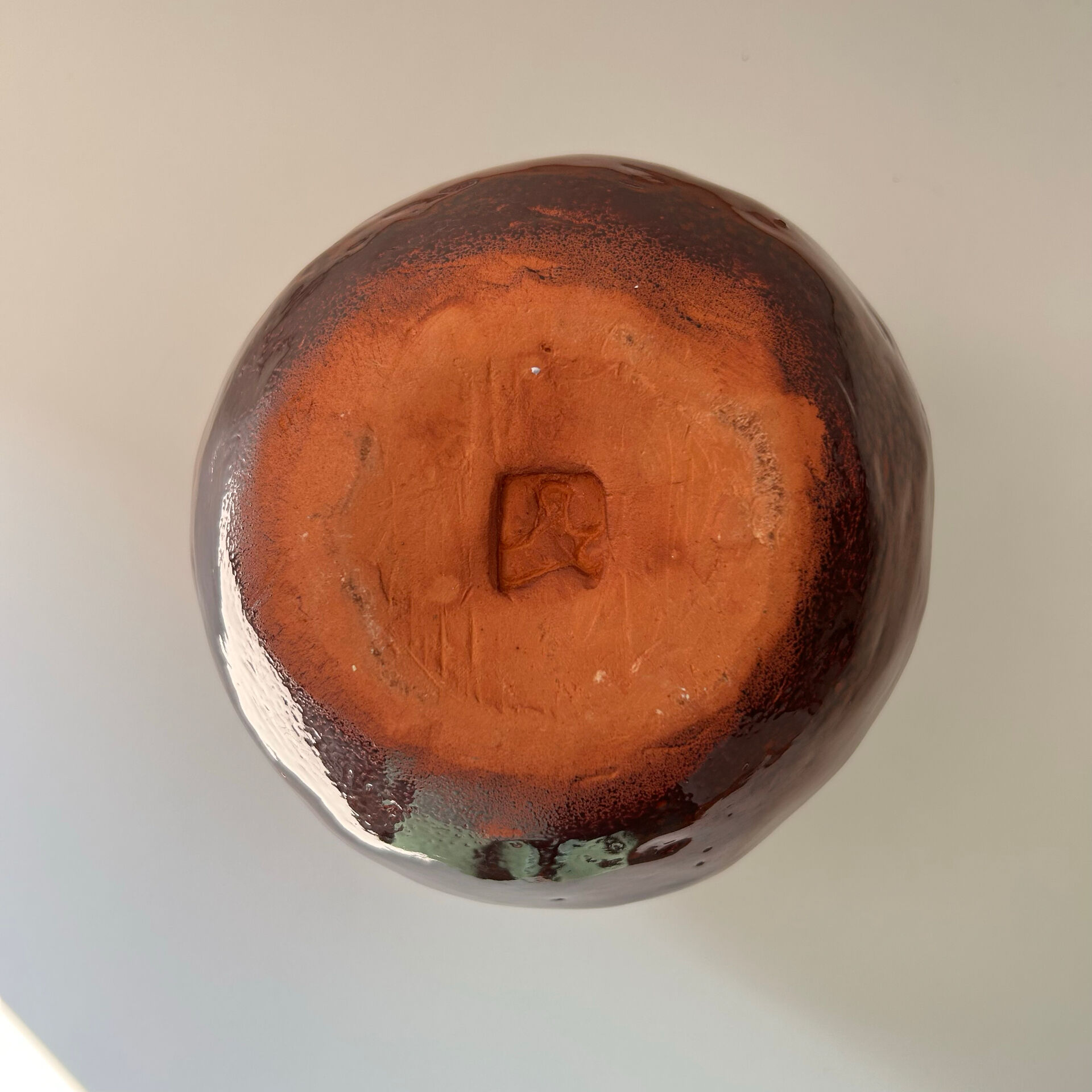 Pot brutaliste signé