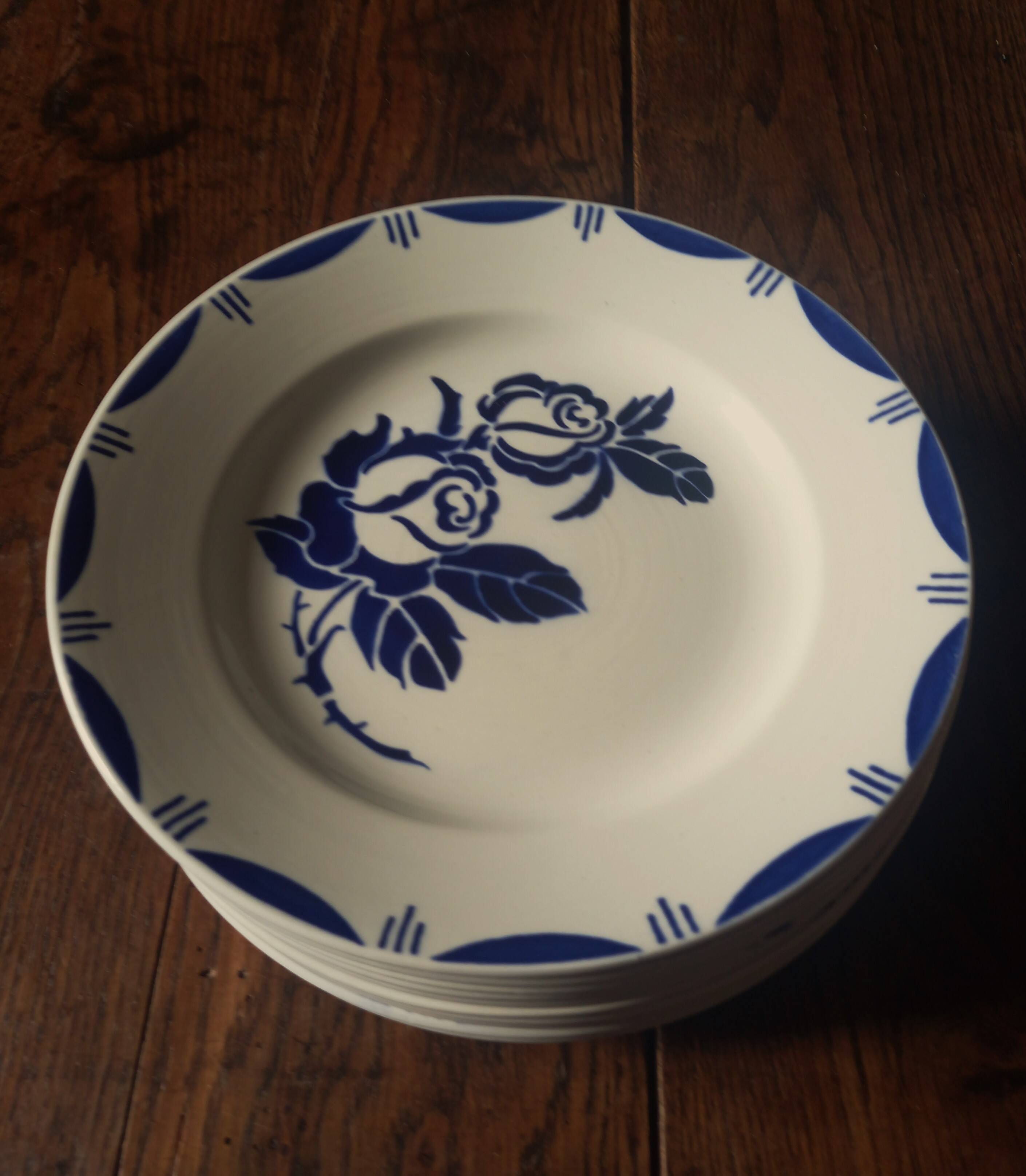 10 assiettes plates roses bleus Bastia Sarreguemines Art Déco