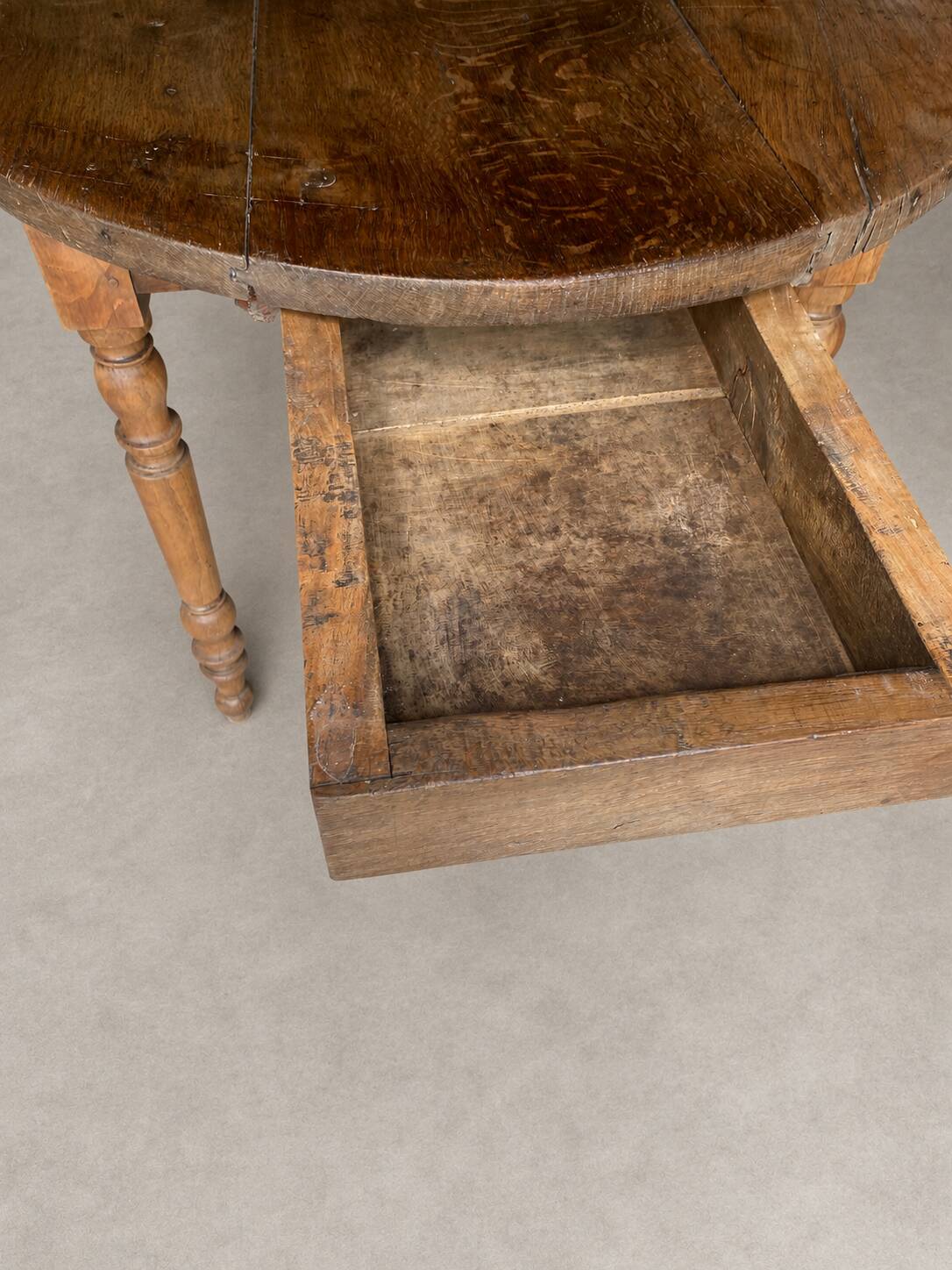 Oval farmhouse table