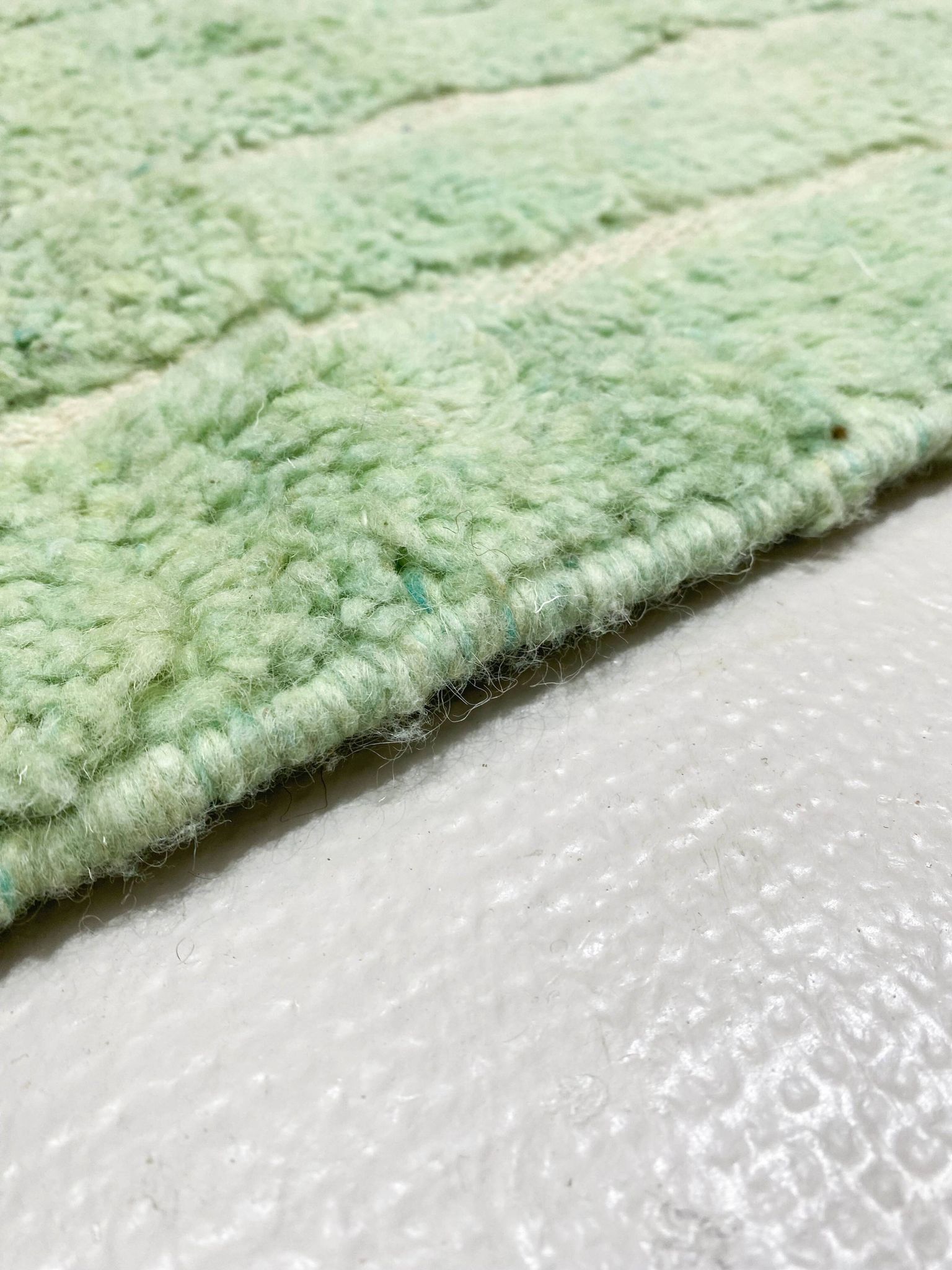 Tapis berbère marocain Beni Ouarain vert d'eau à motifs gravés 2,45x1,57m
