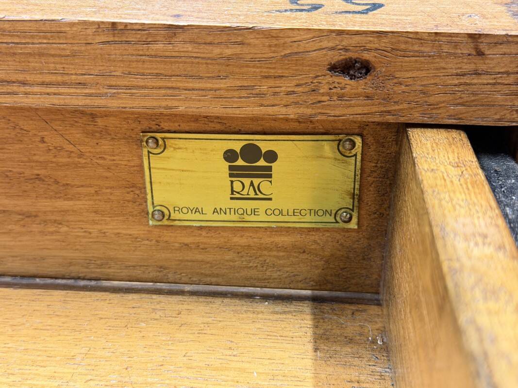 Ensemble de bureau classique RAC en anglais avec table de conférence