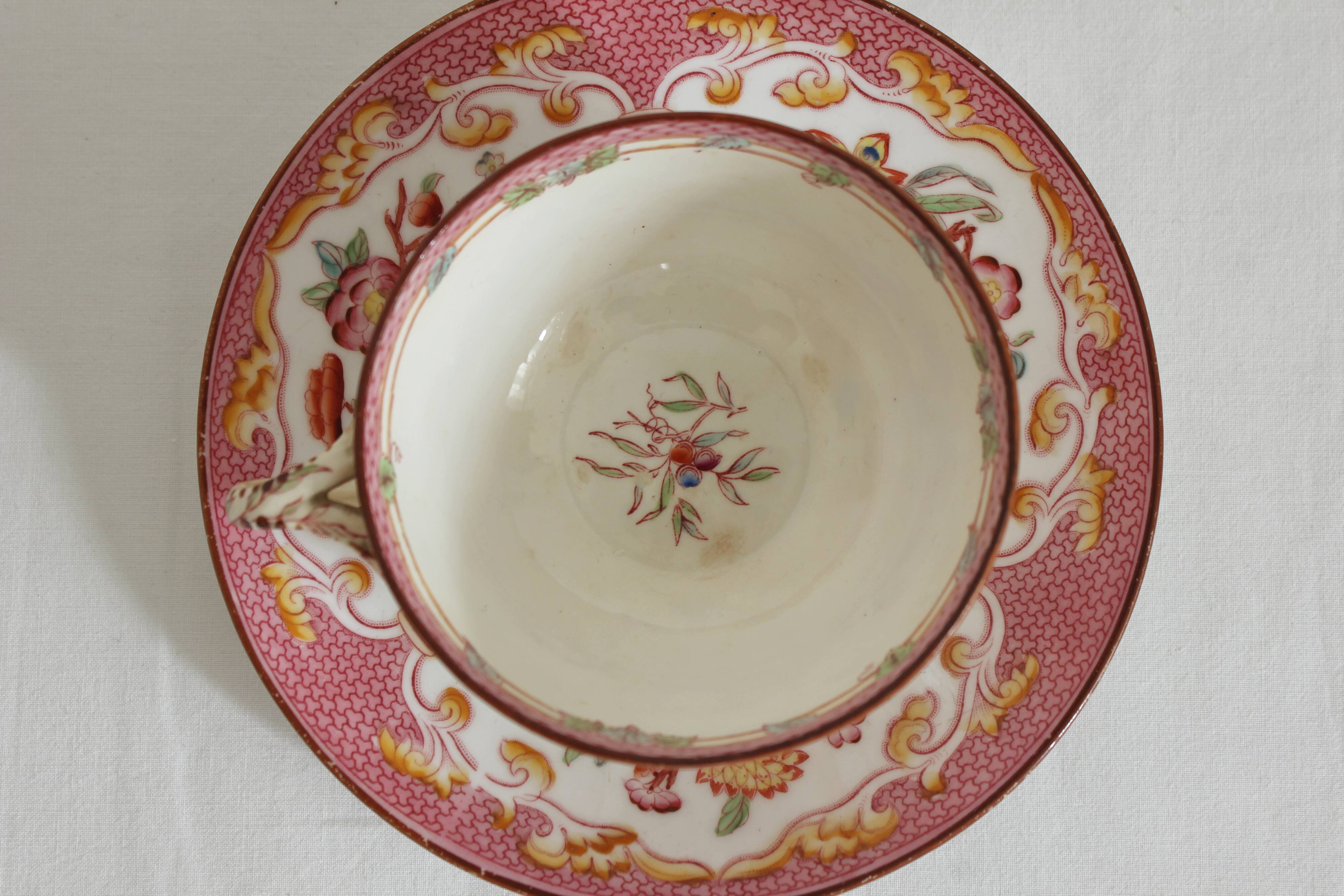 Tasse à café en terre de fer décor Minton rose Sarreguemines fin XIXe