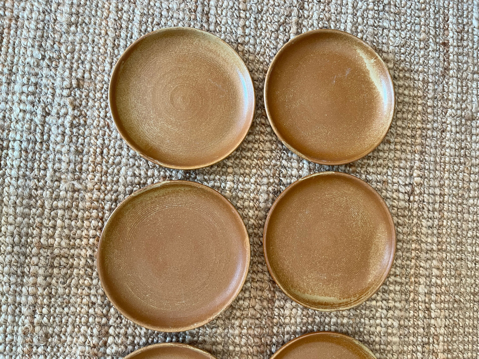 6 flat plates in stoneware