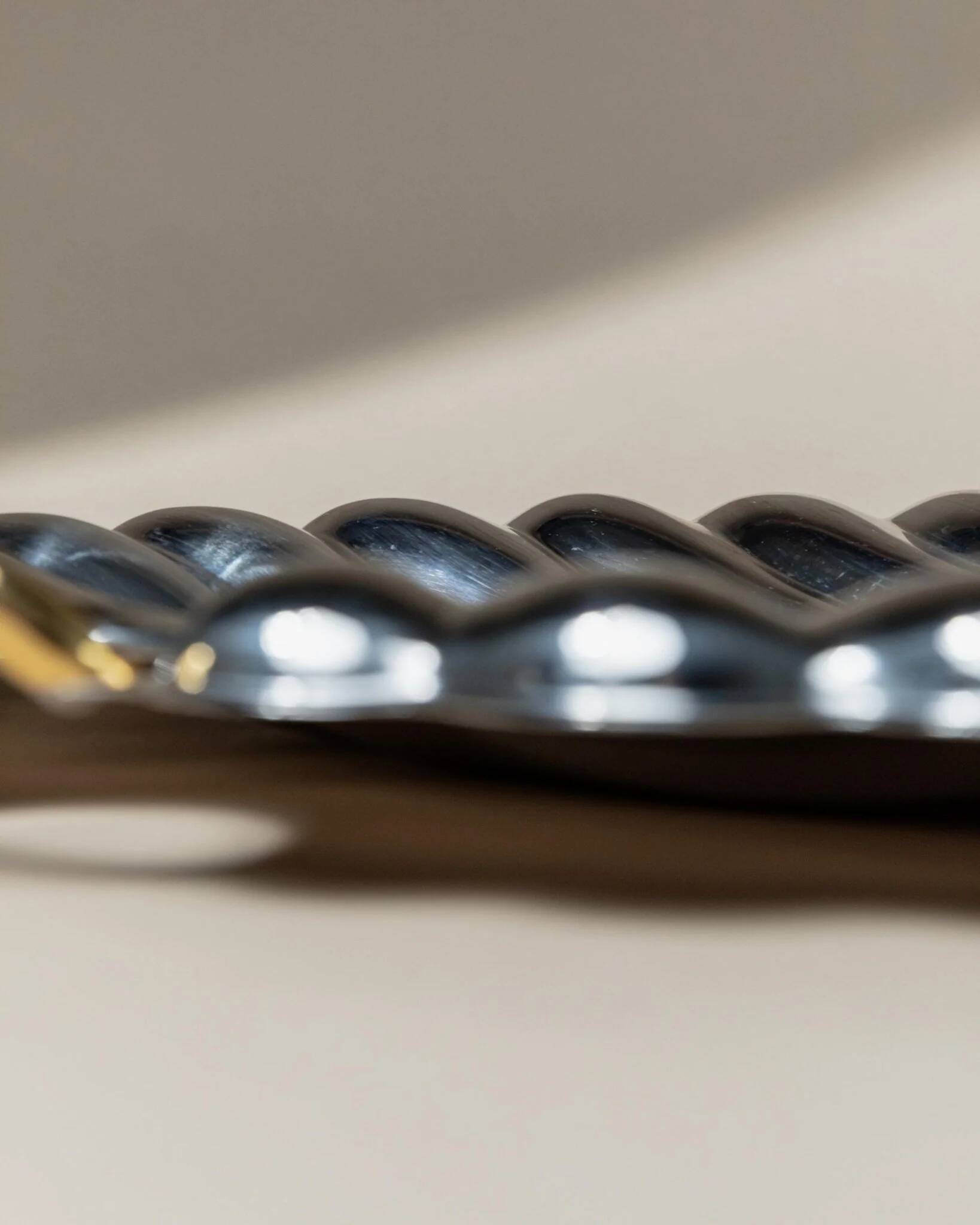 Plateau en acier inoxydable poli argenté en forme de coquillage avec poignées dorées, Becchetti Italie années 1980.