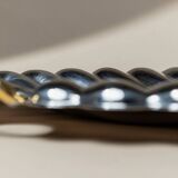 Plateau en acier inoxydable poli argenté en forme de coquillage avec poignées dorées, Becchetti Italie années 1980.