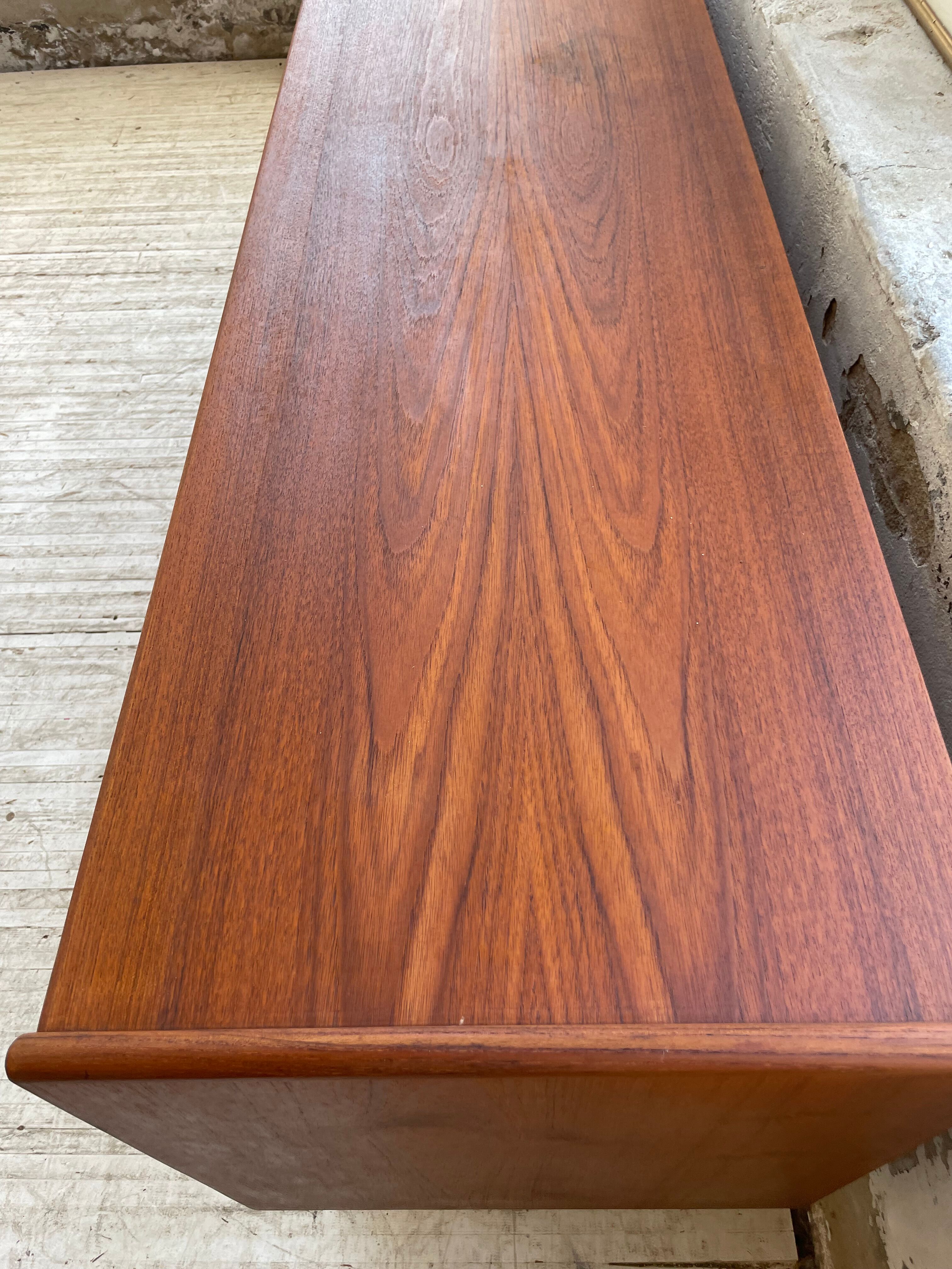 Teak row Johannes Andersen Samcom