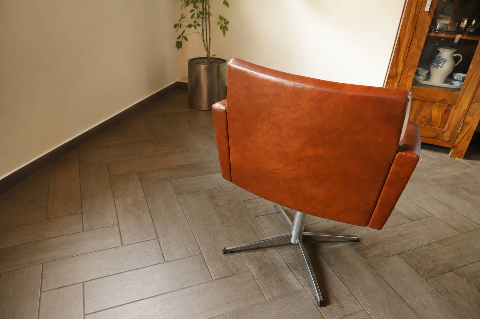 DDR Retro Swivel Armchair (1970s) – Brown Faux Leather & Checkered Seat