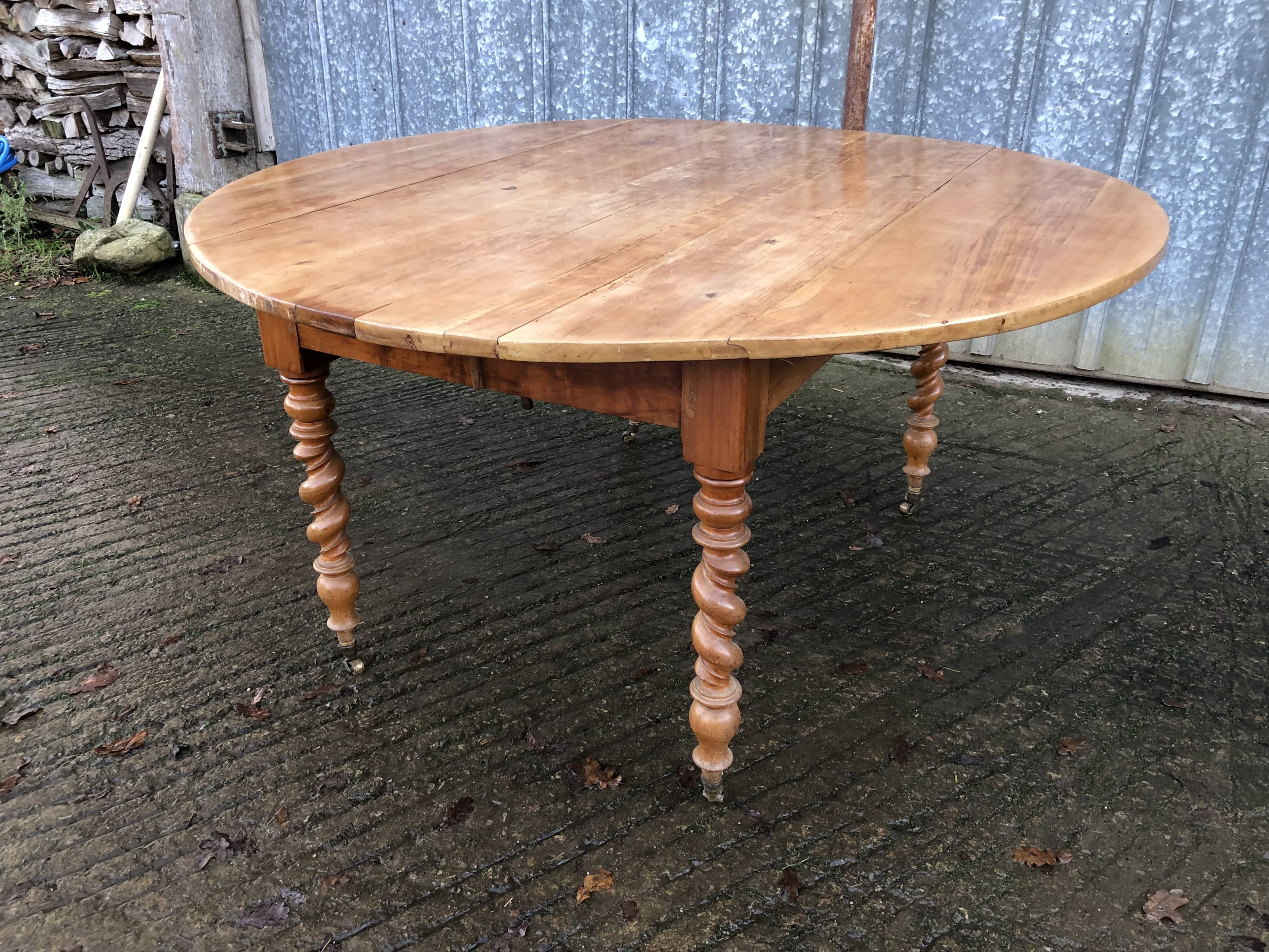 Round table in solid cherry wood, extendable with twisted legs, Louis Philippe style.