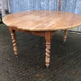 Round table in solid cherry wood, extendable with twisted legs, Louis Philippe style.