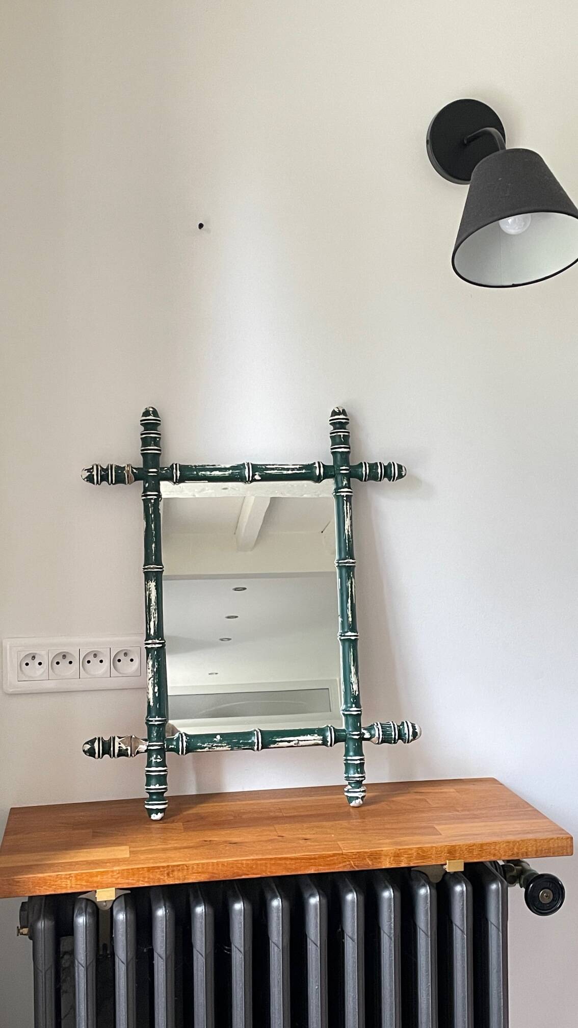 Miroir ancien en bois formant bambou